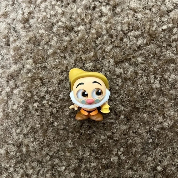Disney Doorables Series 6 – Snow White – Doc - Rare - Picture 2 of 3